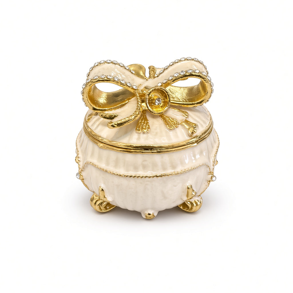 Cutie Bijuterii Rotundă Alb-Crem 5x5 cm cu Fundă Aurie și Piciorușe