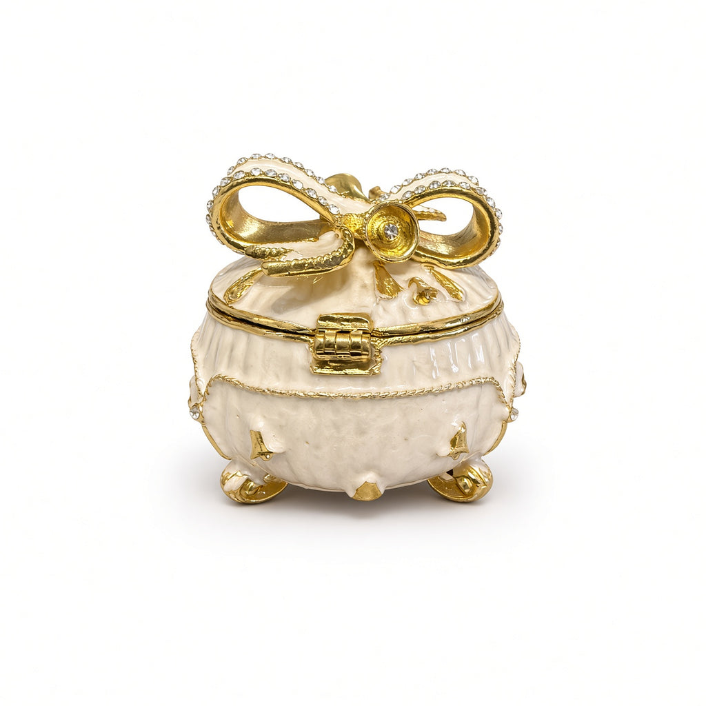 Cutie Bijuterii Rotundă Alb-Crem 5x5 cm cu Fundă Aurie și Piciorușe
