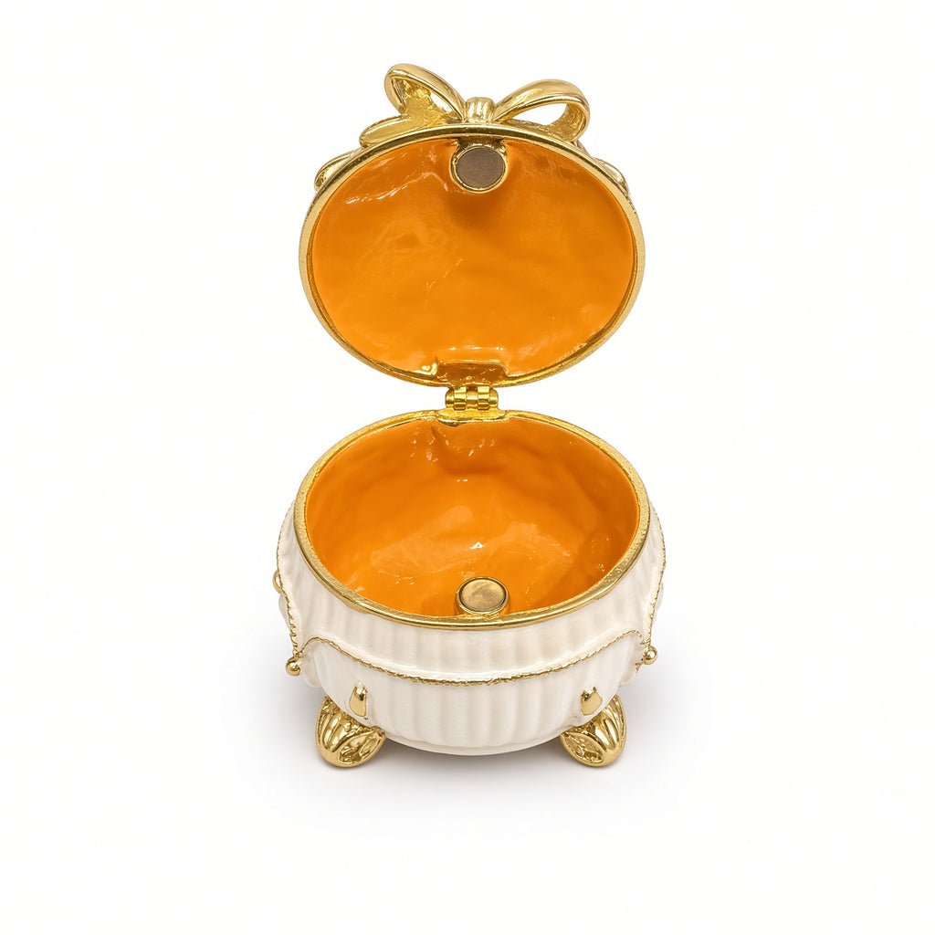 Cutie Bijuterii Rotundă Alb-Crem 5x5 cm cu Fundă Aurie și Piciorușe