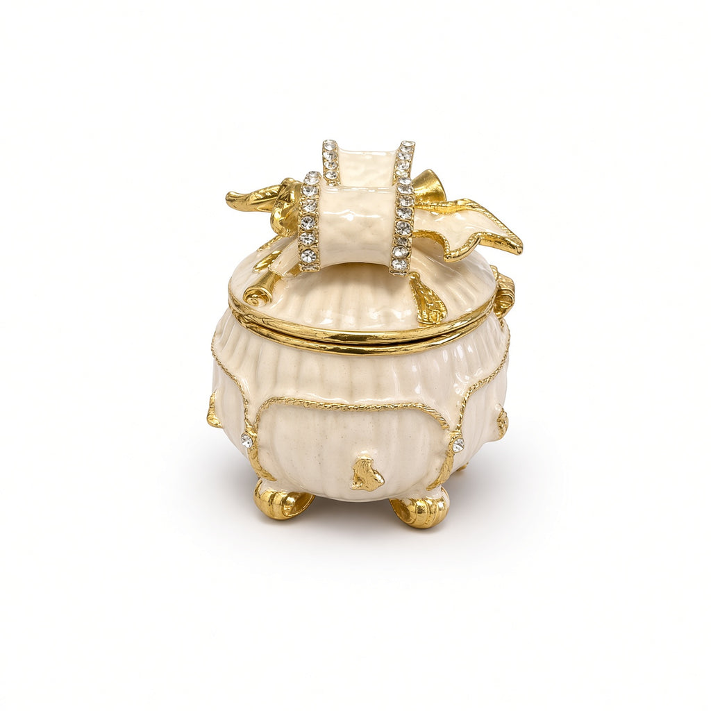 Cutie Bijuterii Rotundă Alb-Crem 5x5 cm cu Fundă Aurie și Piciorușe