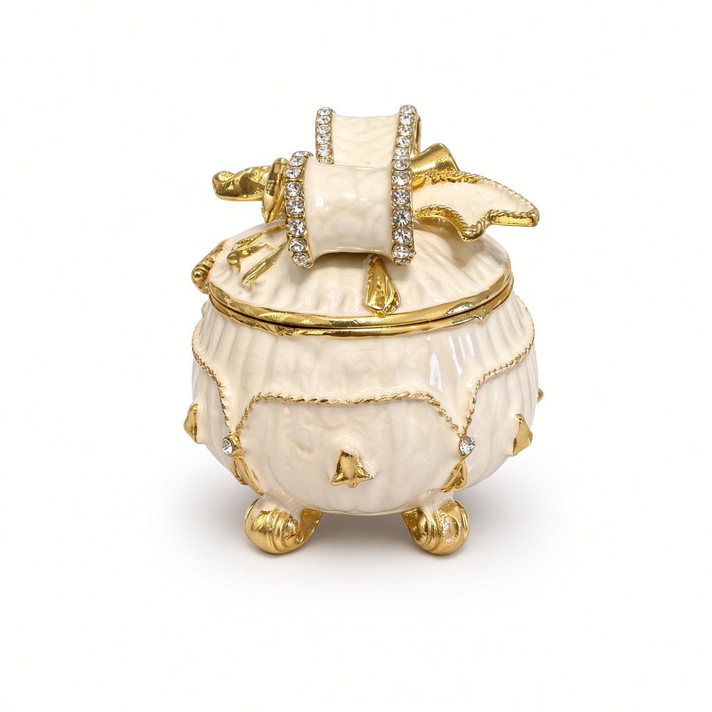 Cutie Bijuterii Rotundă Alb-Crem 5x5 cm cu Fundă Aurie și Piciorușe